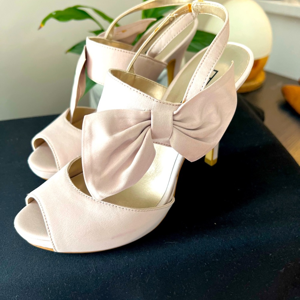 Dressy bowed heels